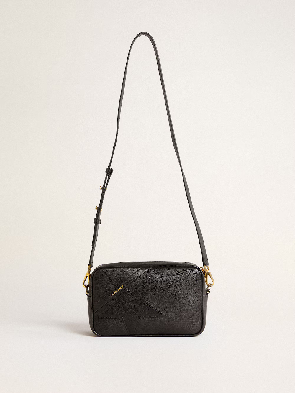 Star Bag in pelle nera con stella tono su tono