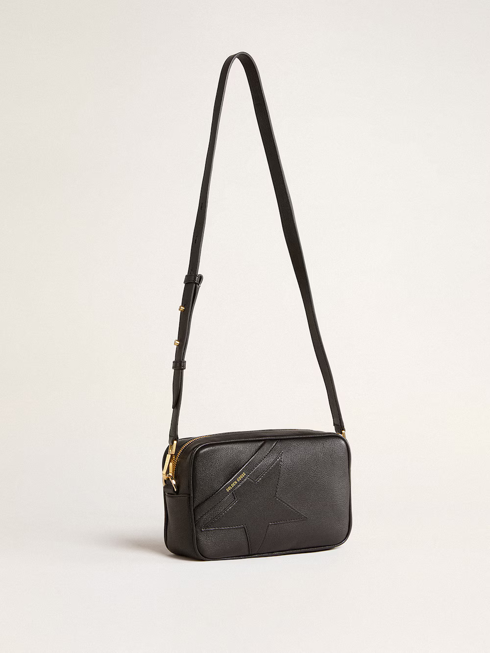 Star Bag in pelle nera con stella tono su tono