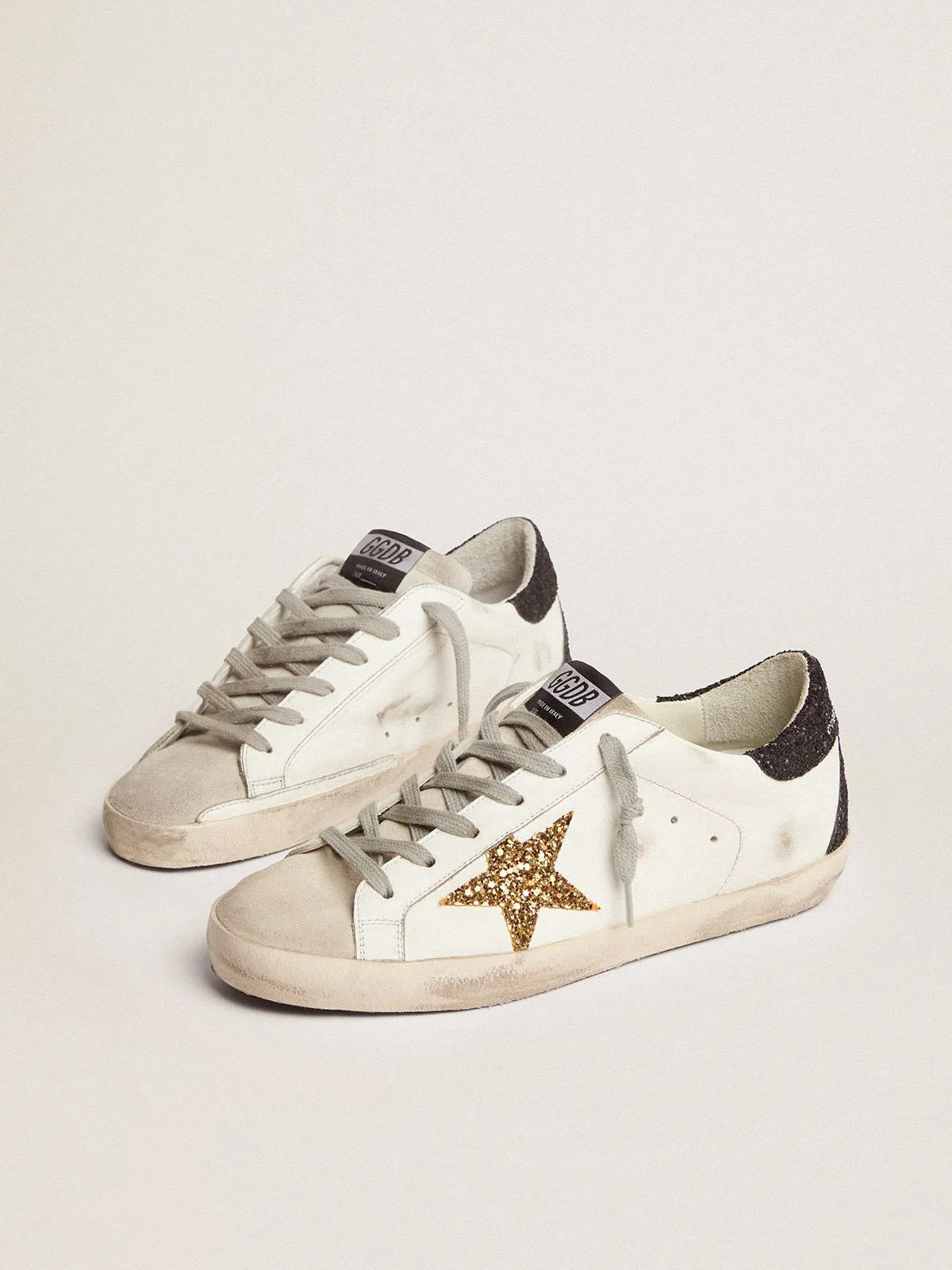 Super-Star-Sneaker mit goldenem Stern und glitzernder schwarzer Fersenlasche