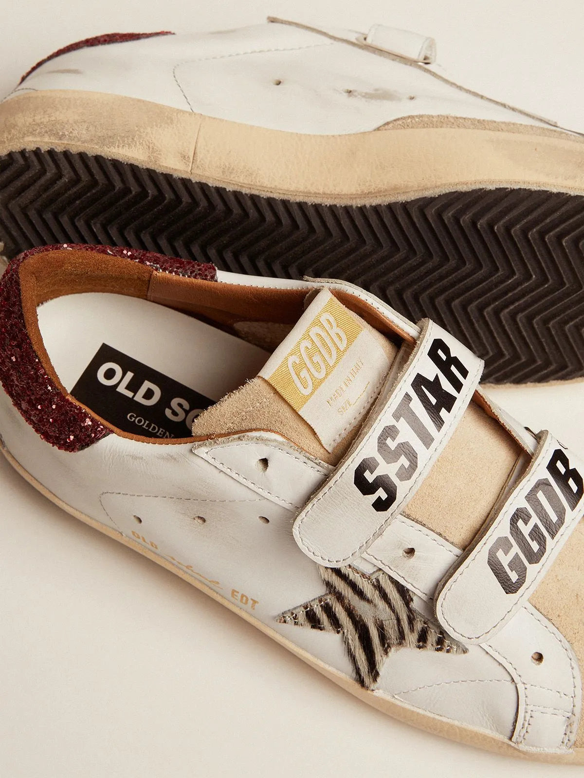 Old-School-Sneaker mit Ponyfell-Stern im Zebra-Print und rot glitzernder Fersenlasche