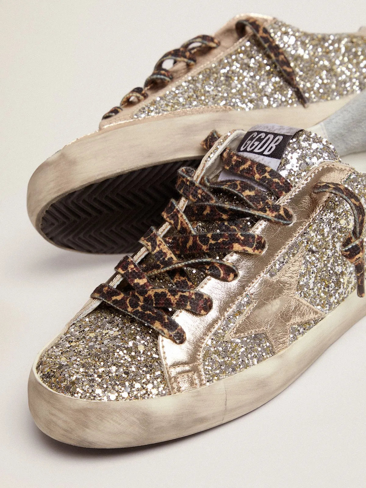 Super-Star-Sneaker aus platinfarbenem Glitzer mit Stern und Fersenlasche aus Ton-in-Ton-laminiertem Leder