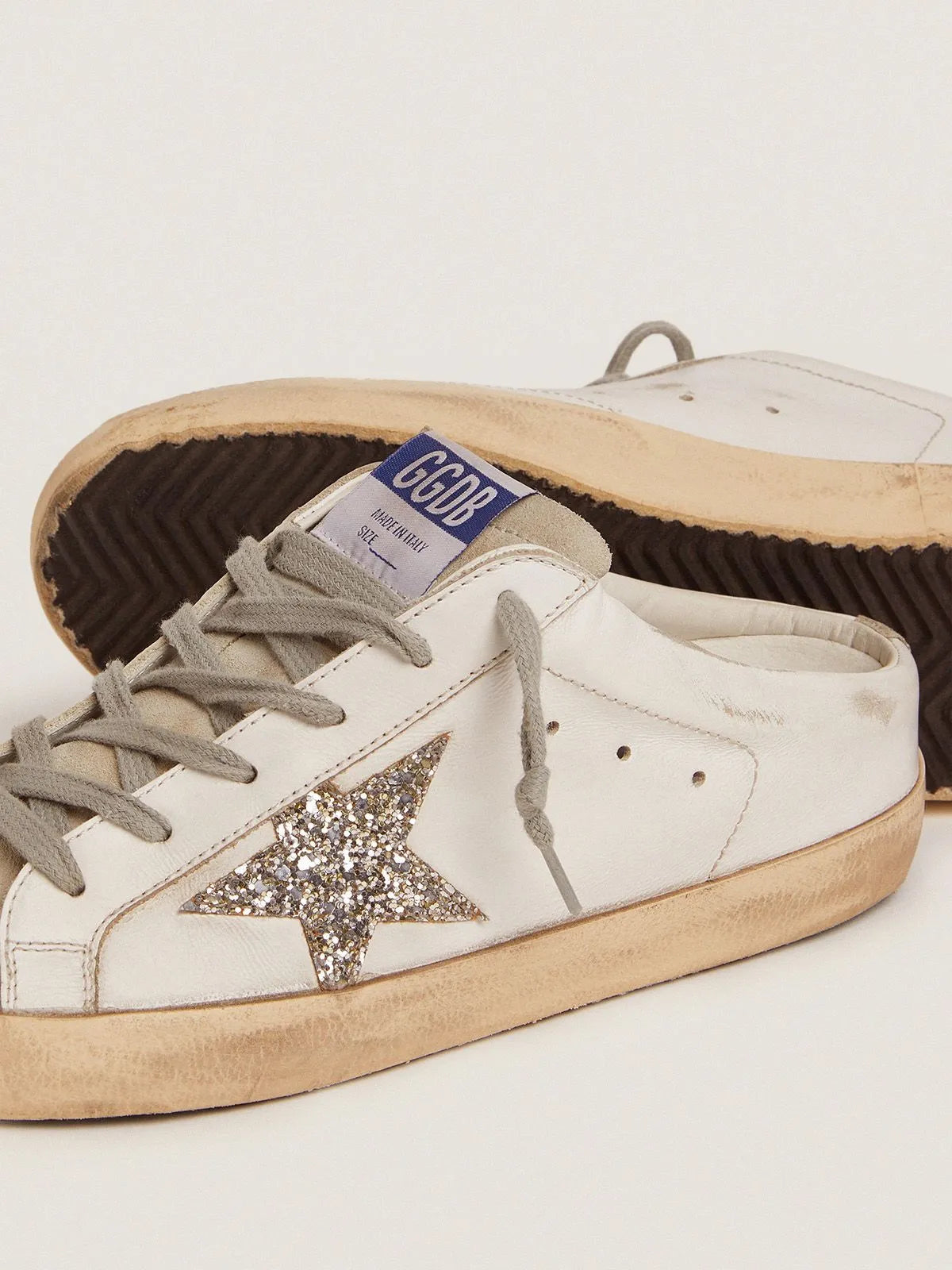 Sabot Super-Star in pelle bianca e camoscio grigio con stella glitter argento 