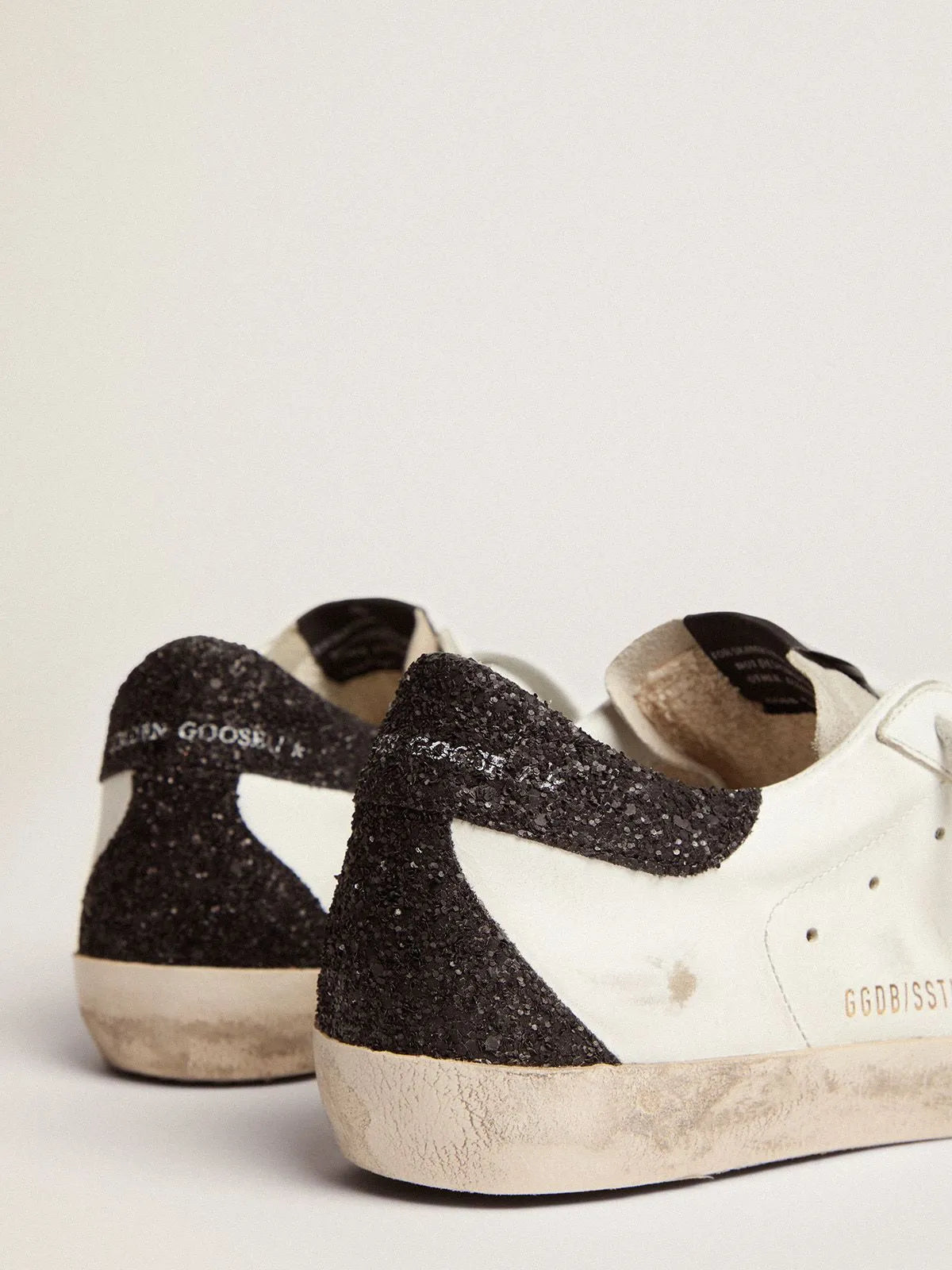 Sneakers Super-Star con stella dorata e talloncino nero glitterato