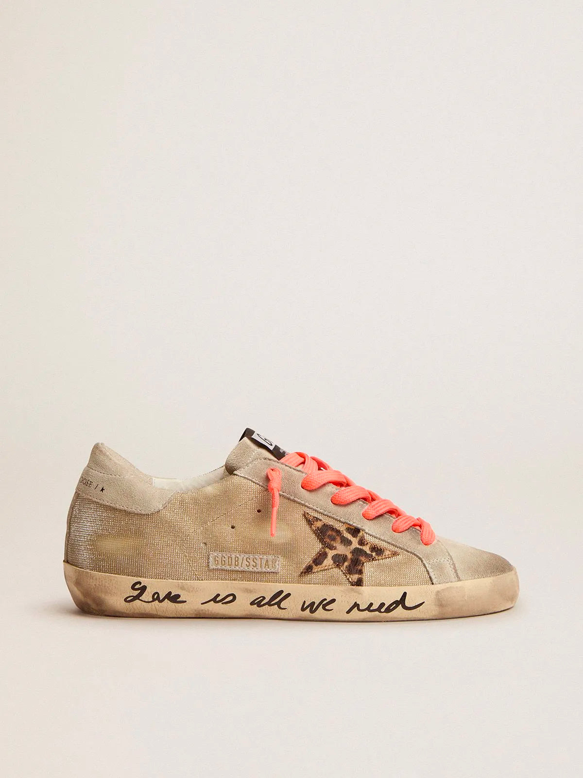 Goldene Super-Star-Sneaker mit Karomuster und handschriftlichem Schriftzug auf dem Stock