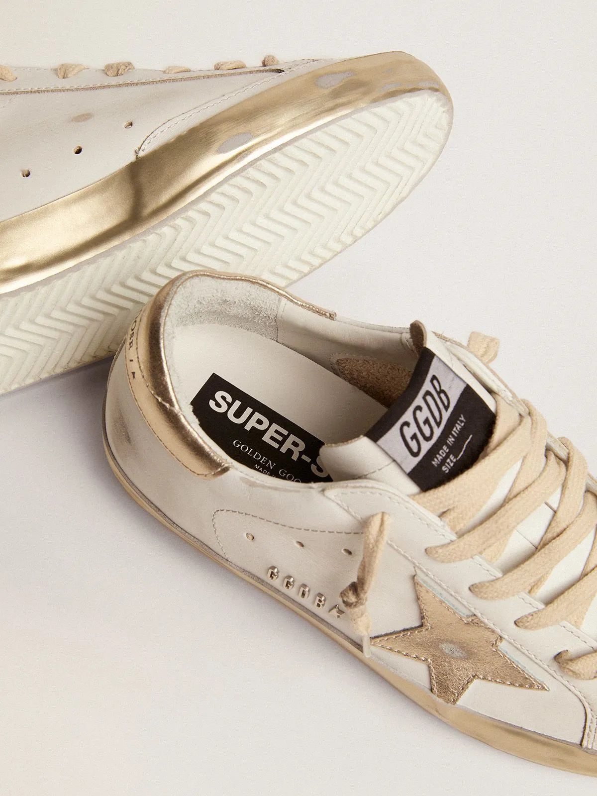 Sneaker Super-Star con foxing oro scintillante e scritte con borchie in metallo