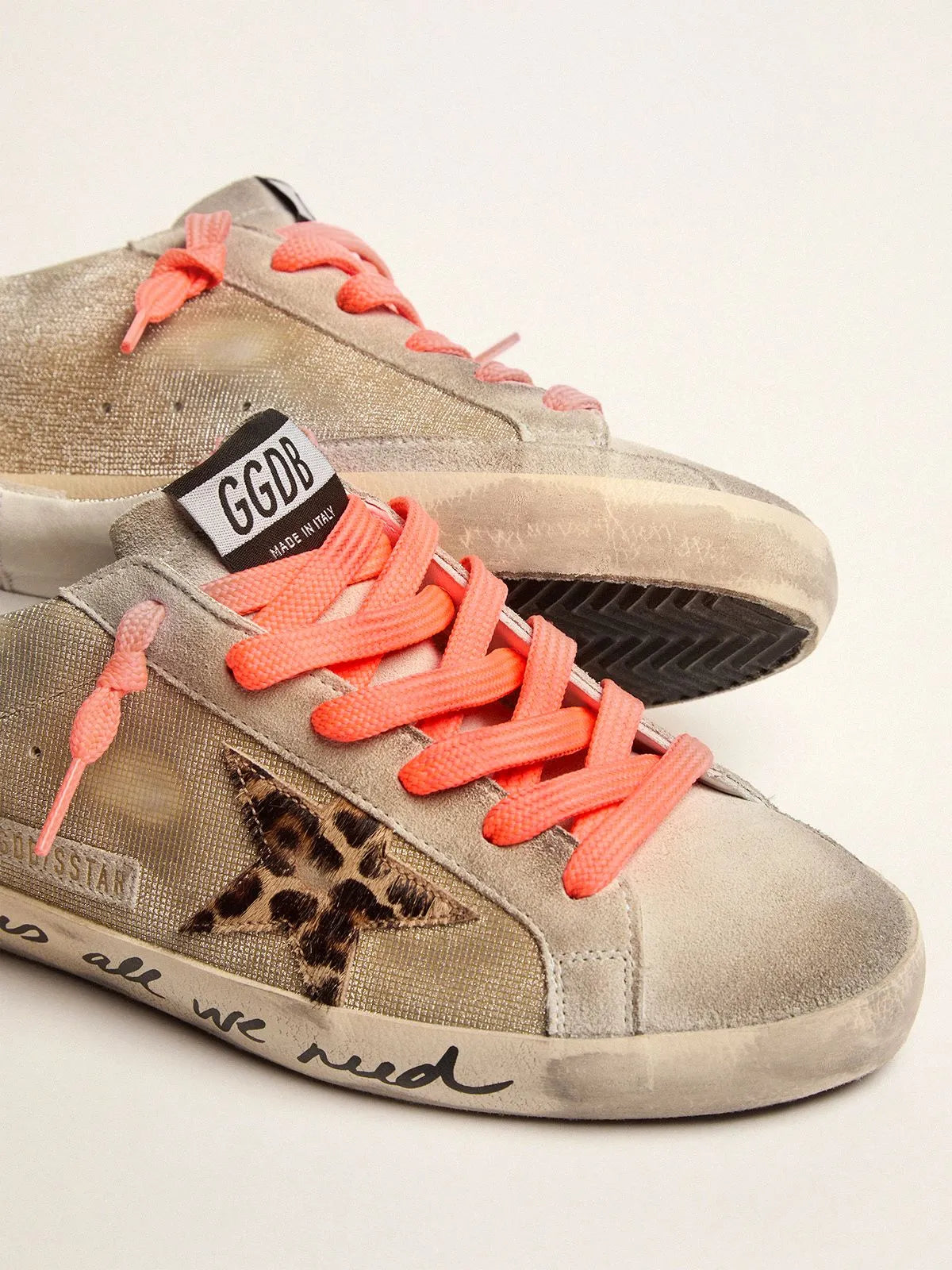 Sneakers Super-Star dorate con motivo a quadri e scritte a mano sul foxing