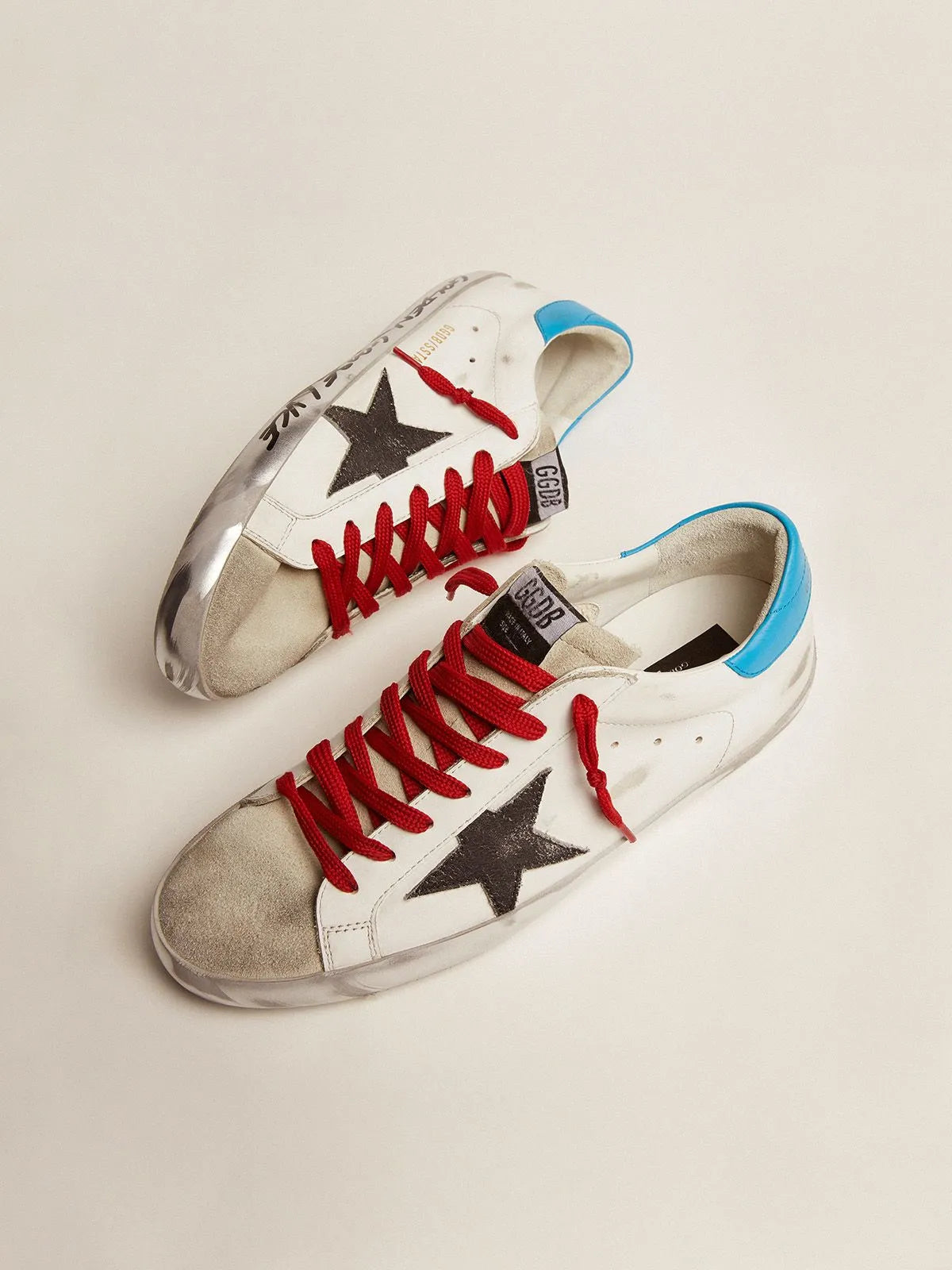 Super-Star LTD-Sneaker mit hellblauer Fersenlasche und schwarzem Crackle-Lederstern