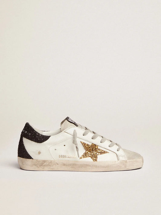 Sneakers Super-Star con stella dorata e talloncino nero glitterato