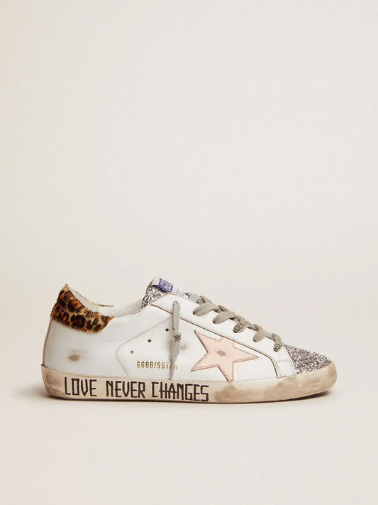 Sneakers Super-Star con linguetta in glitter argento e scritte scritte a mano sul foxing