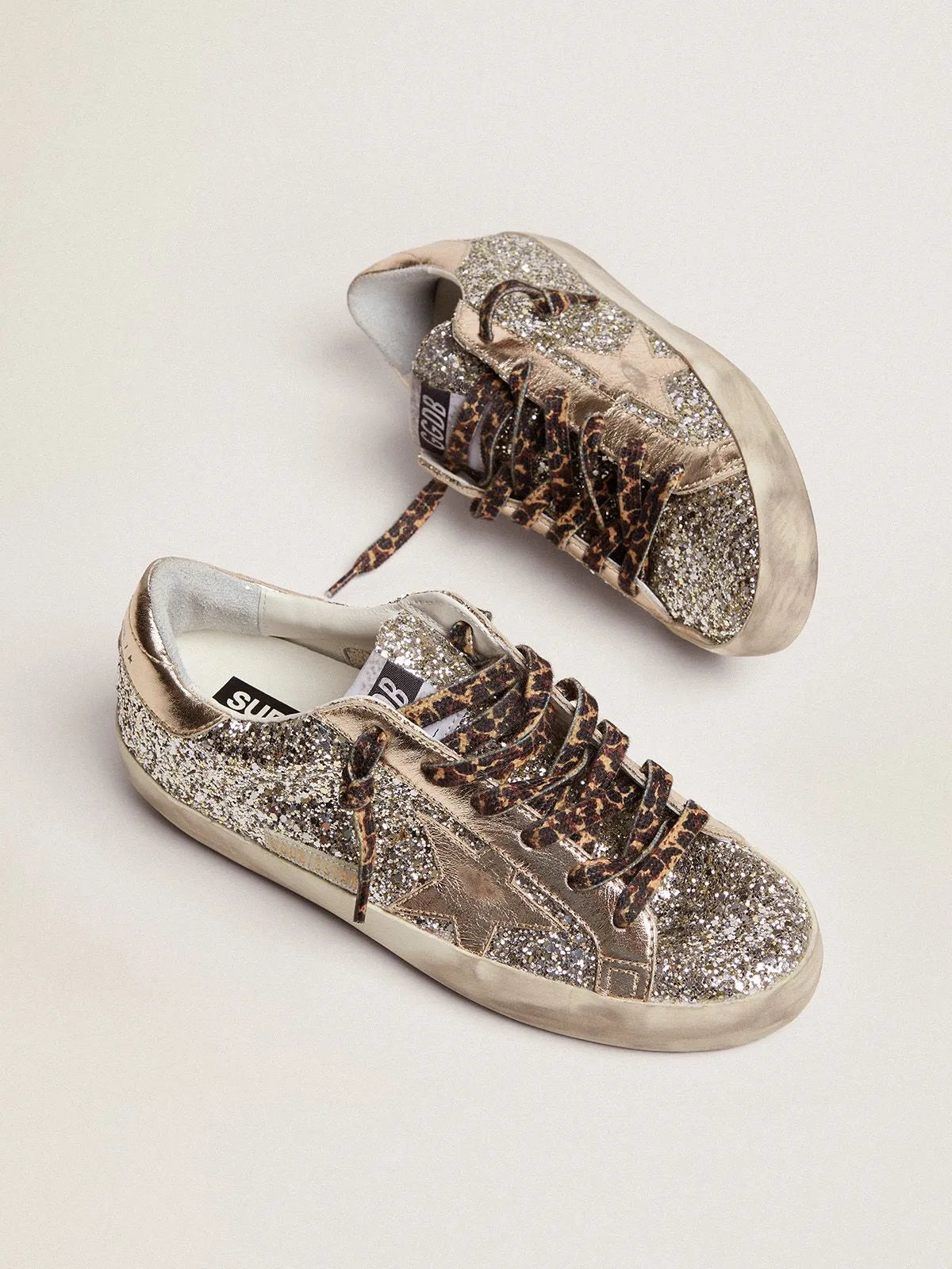 Super-Star-Sneaker aus platinfarbenem Glitzer mit Stern und Fersenlasche aus Ton-in-Ton-laminiertem Leder