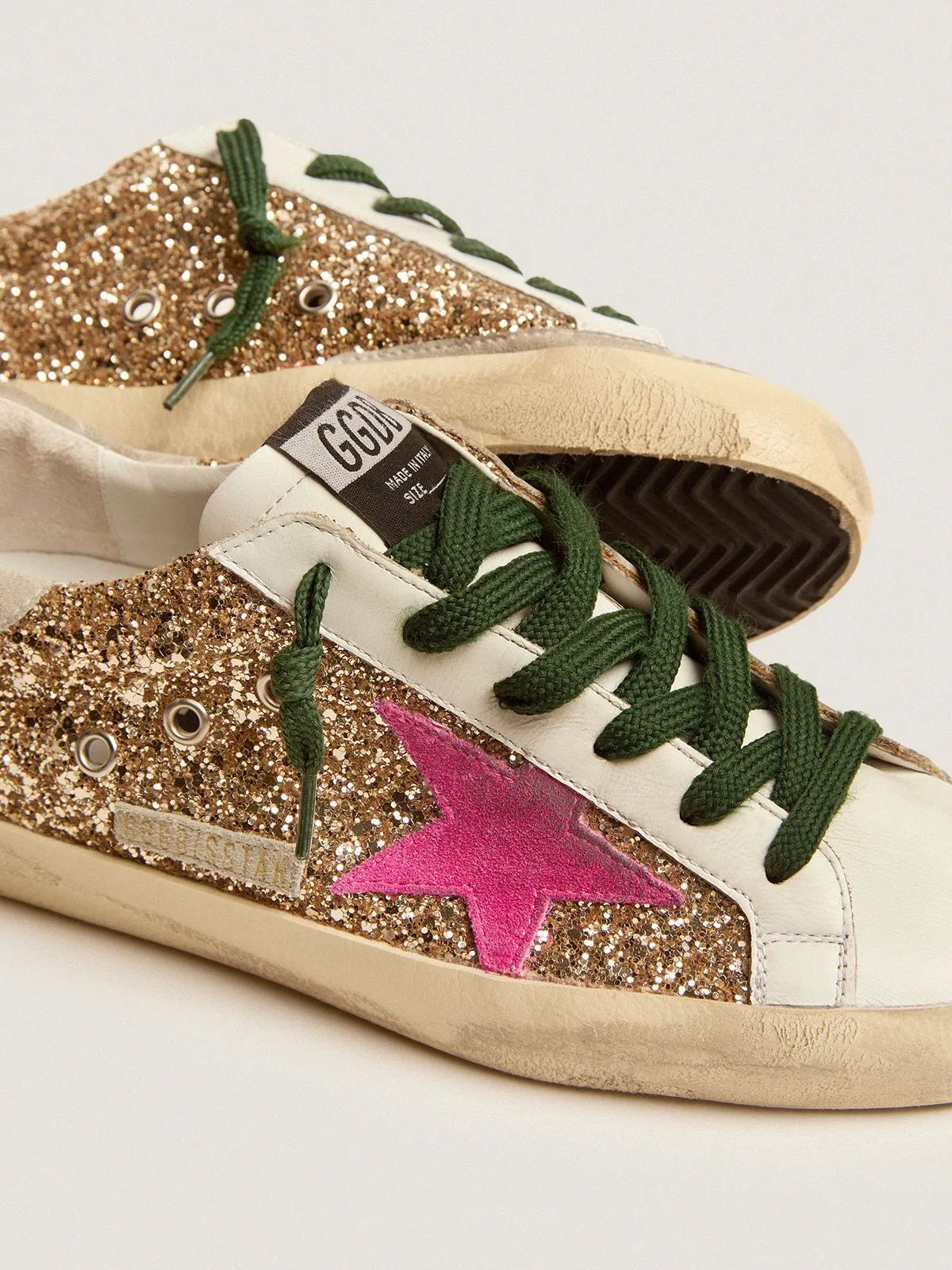 Sneakers Super-Star in glitter oro con stella in camoscio rosa fluo