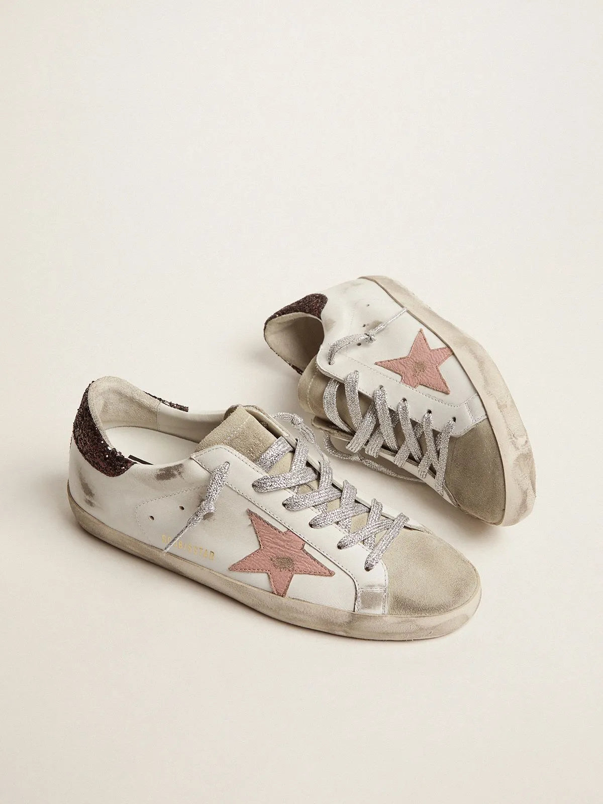 Super-Star-Sneaker mit brauner Glitzer-Fersenlasche und rosafarbenem Lederstern mit Knistereffekt