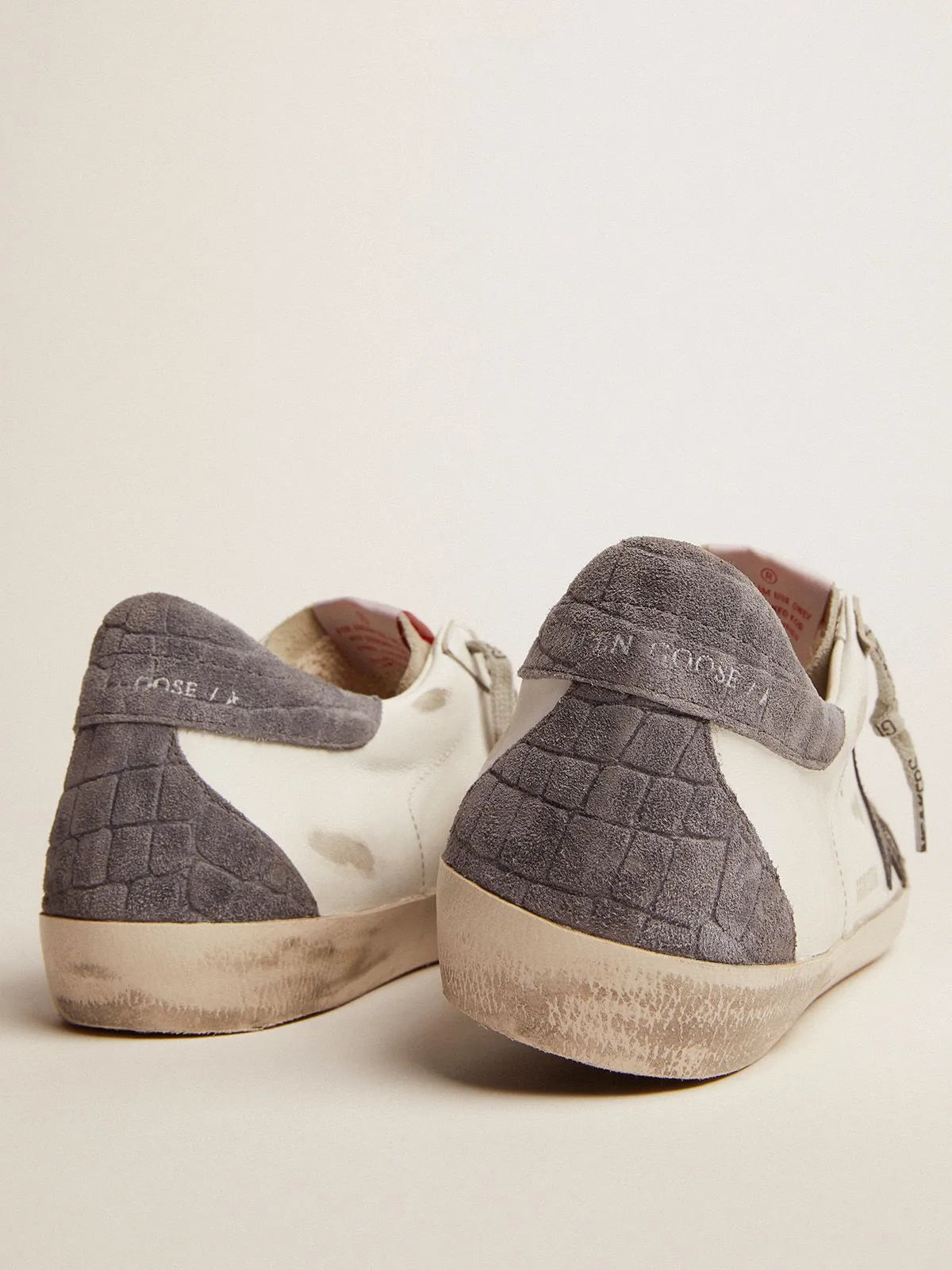 Sneakers Super-Star LTD con stella in pelle nera e talloncino in suede grigio stampa coccodrillo