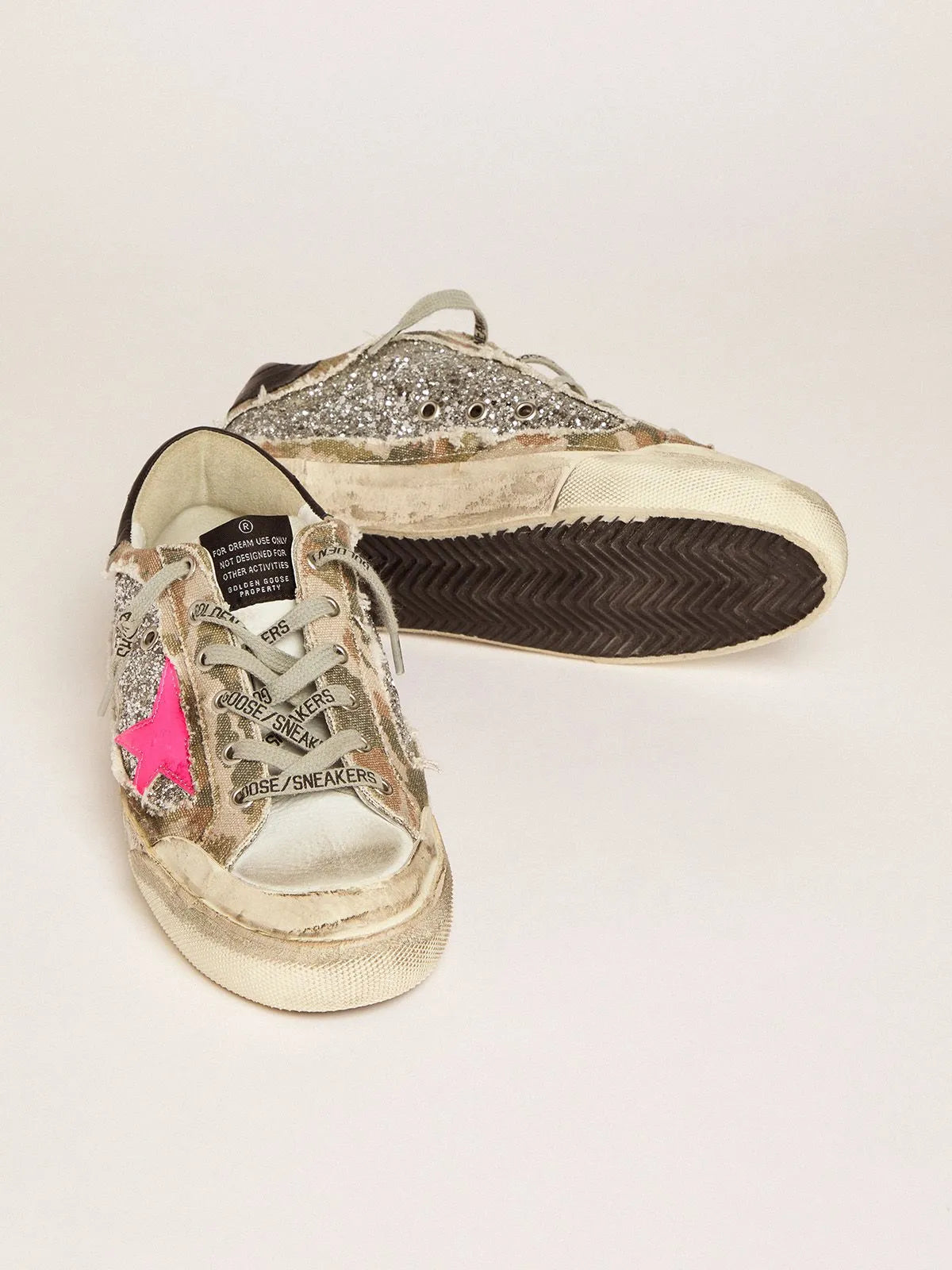 Super-Star-Sneaker aus silbernem Glitzer und Camouflage-Canvas