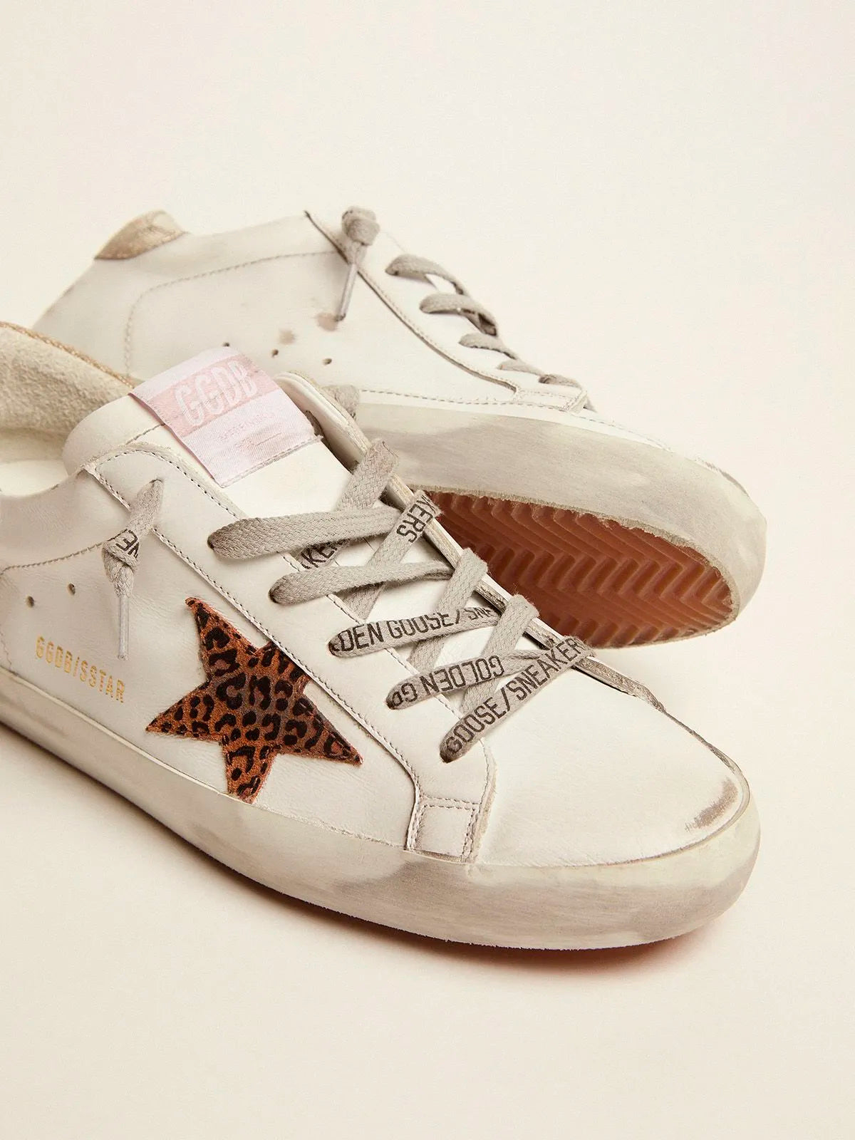 Super-Star LTD-Sneaker mit Stern im Leopardenmuster und goldglitzernder Fersenlasche