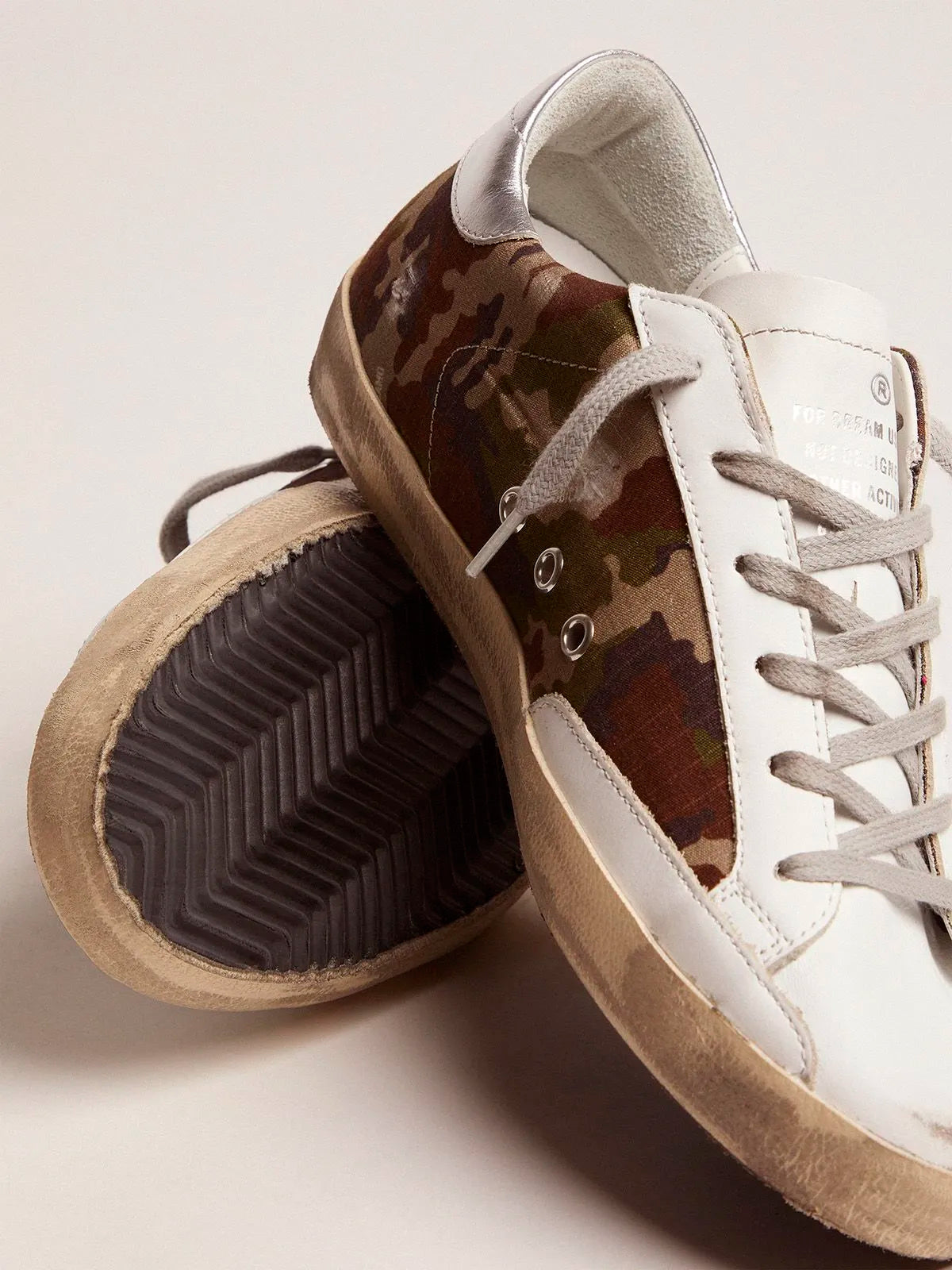 Super-Star-Sneaker mit Tarnmuster und fuchsiafarbenem Stern